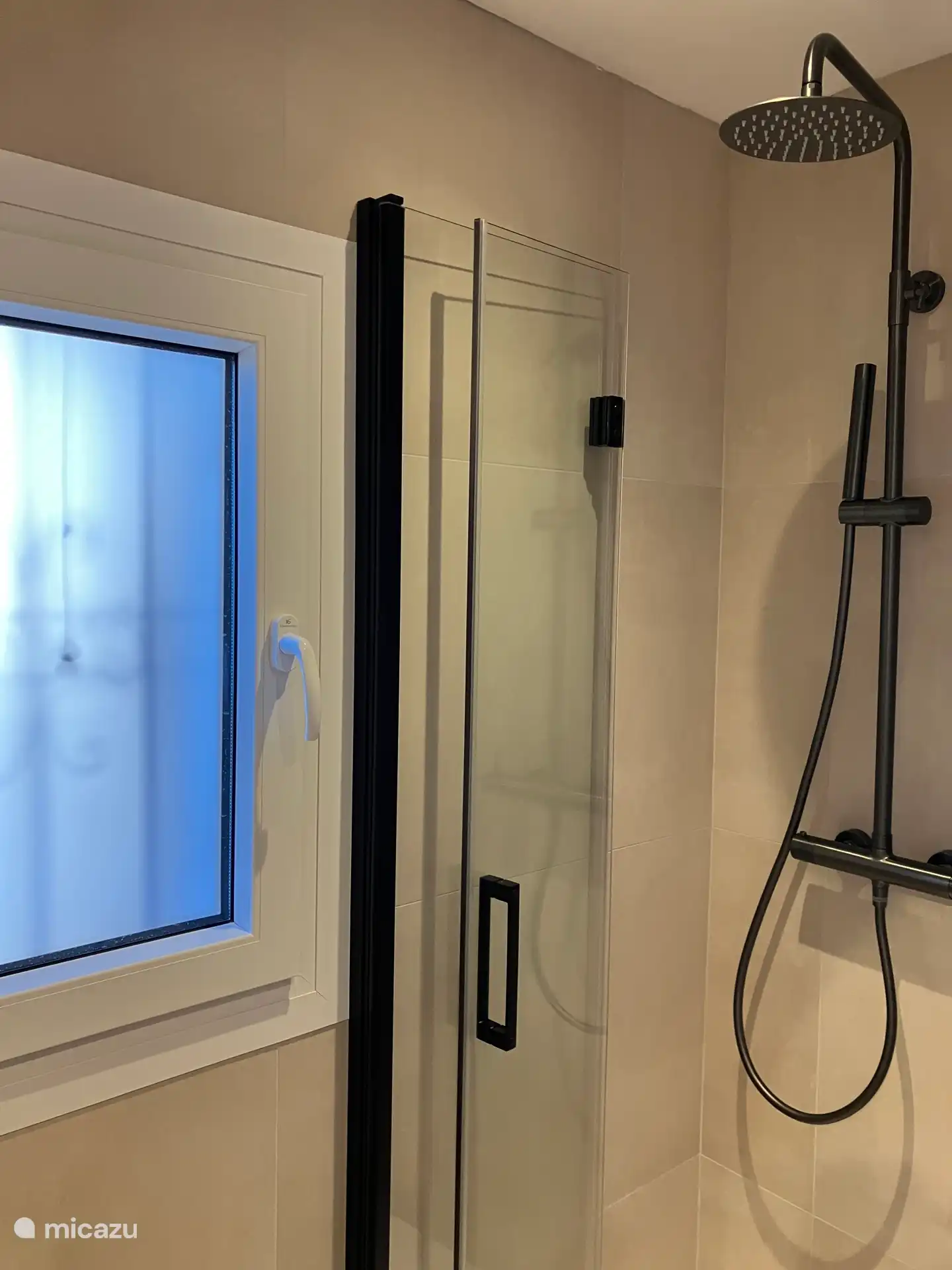 Benedenverdieping: badkamer met douche, bad en lavabo