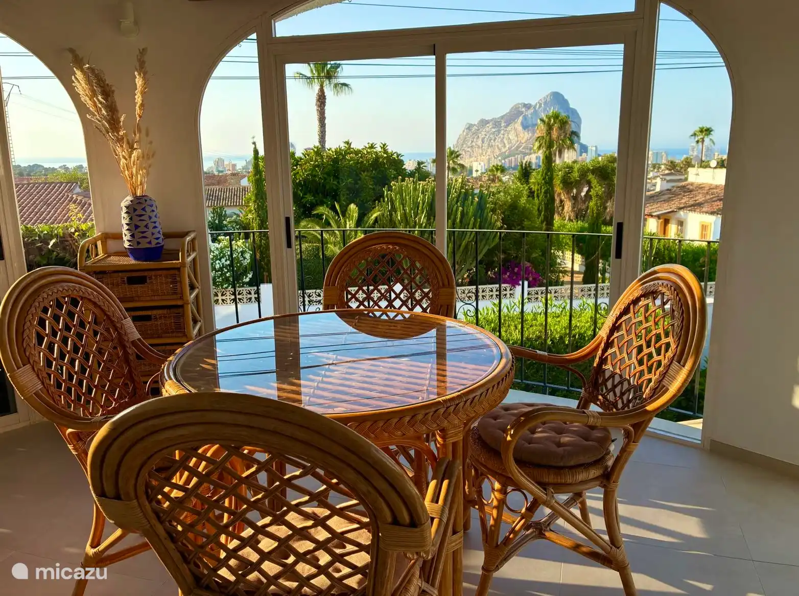 1. Stock: Veranda mit Blick auf Meer und Peñon de Ifach