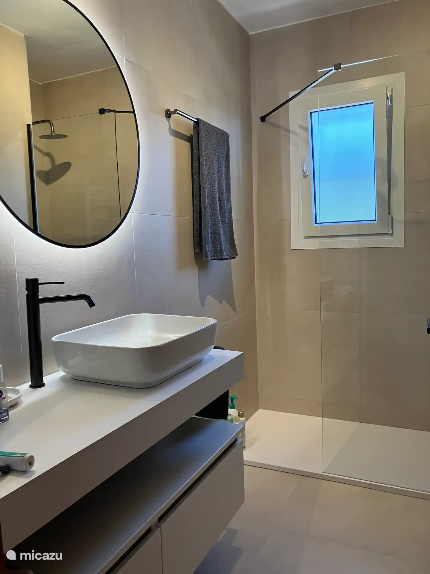 1ste verdieping: aparte badkamer met lavabo en inloopdouche