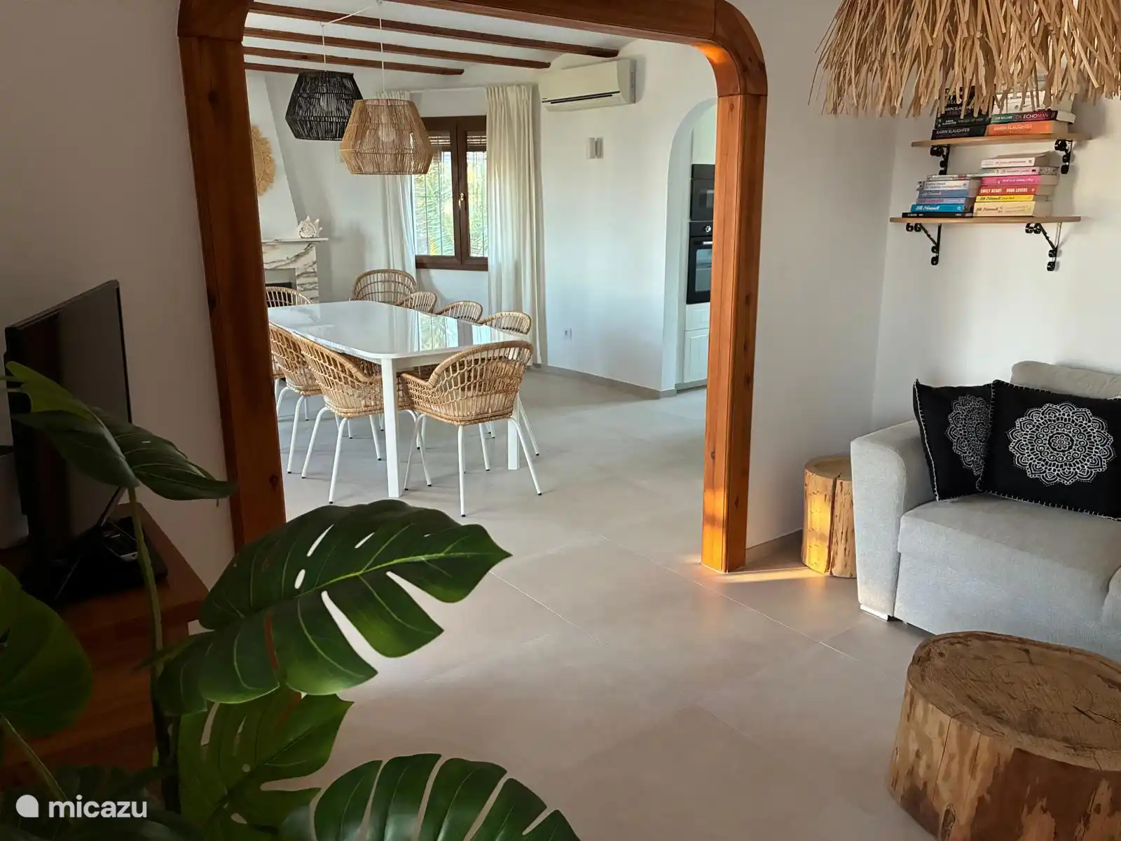 1ste verdieping: Zithoek met TV en loungezetel
