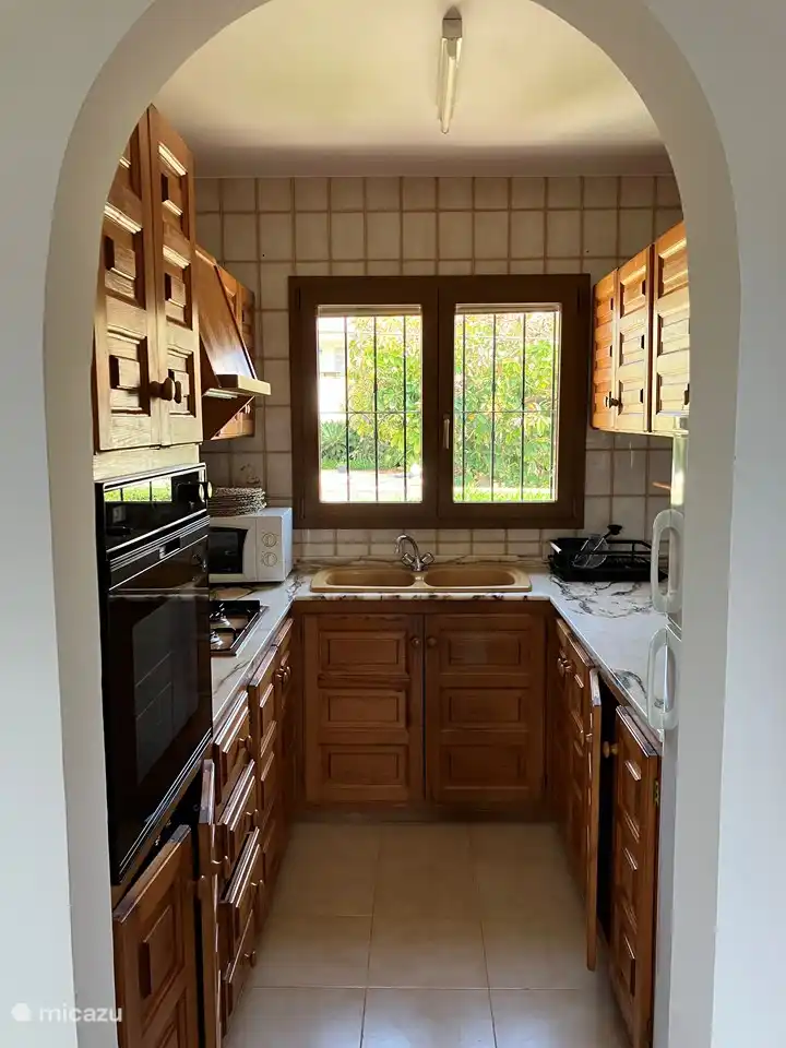 1. Etage: voll ausgestattete Küche mit Kühlschrank, Gefrierschrank, Backofen, Gasherd, Mikrowelle, Kaffeemaschine und Toaster