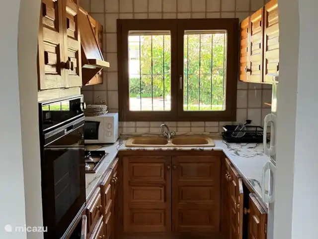 Casa La Sigala con vista al mar en España, Costa Blanca, Calpe - villa 1er piso: cocina totalmente equipada con frigorífico, congelador, horno, cocina de gas, microondas, cafetera y tostadora.