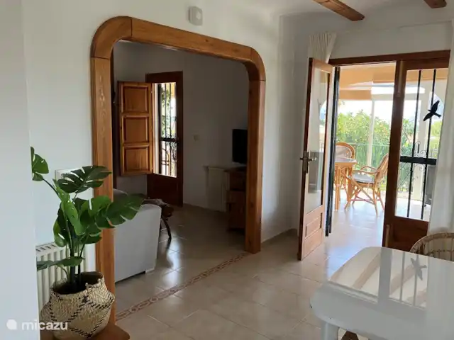 Casa La Sigala con vista al mar en España, Costa Blanca, Calpe - villa 1er piso: rincón de TV y sofá cama adicional y acceso a la terraza.