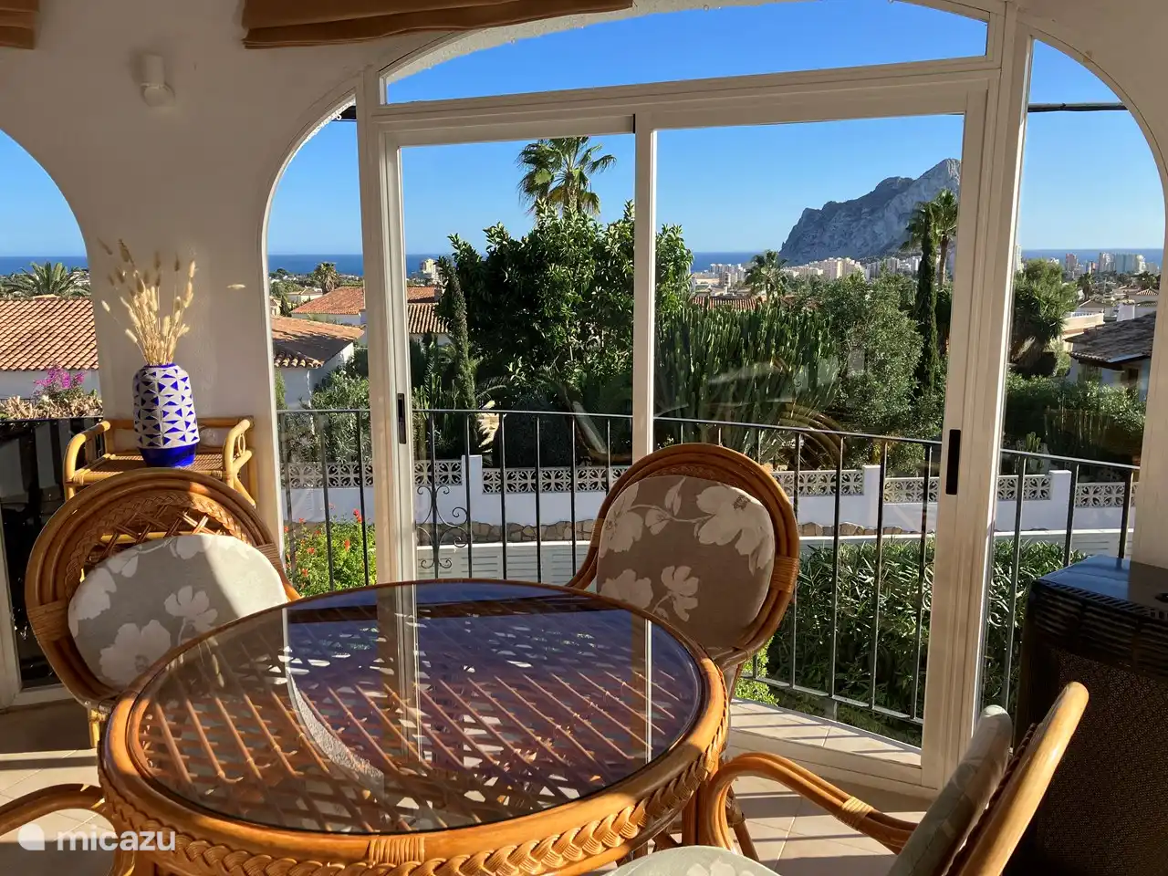 1. Stock: Veranda mit Blick auf das Meer und den Peñon de Ifach