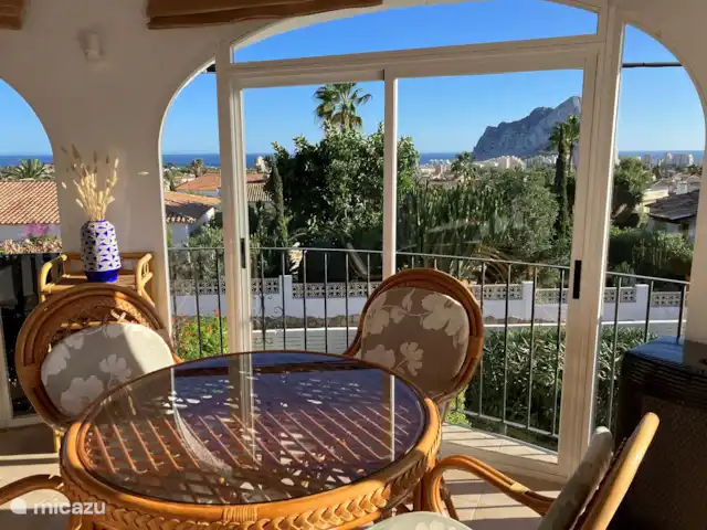 Casa La Sigala con vista al mar en España, Costa Blanca, Calpe - villa 1er piso: terraza con vista al mar y al peñón de Ifach