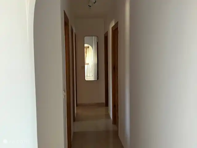 Casa La Sigala con vista al mar en España, Costa Blanca, Calpe - villa 1er piso: vestíbulo con acceso al aseo, al baño y a los dos dormitorios separados