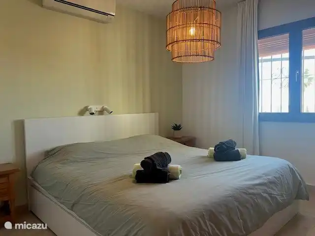 Casa La Sigala con vista al mar en España, Costa Blanca, Calpe - villa 1er piso: dormitorio 1 con cama doble y aire acondicionado