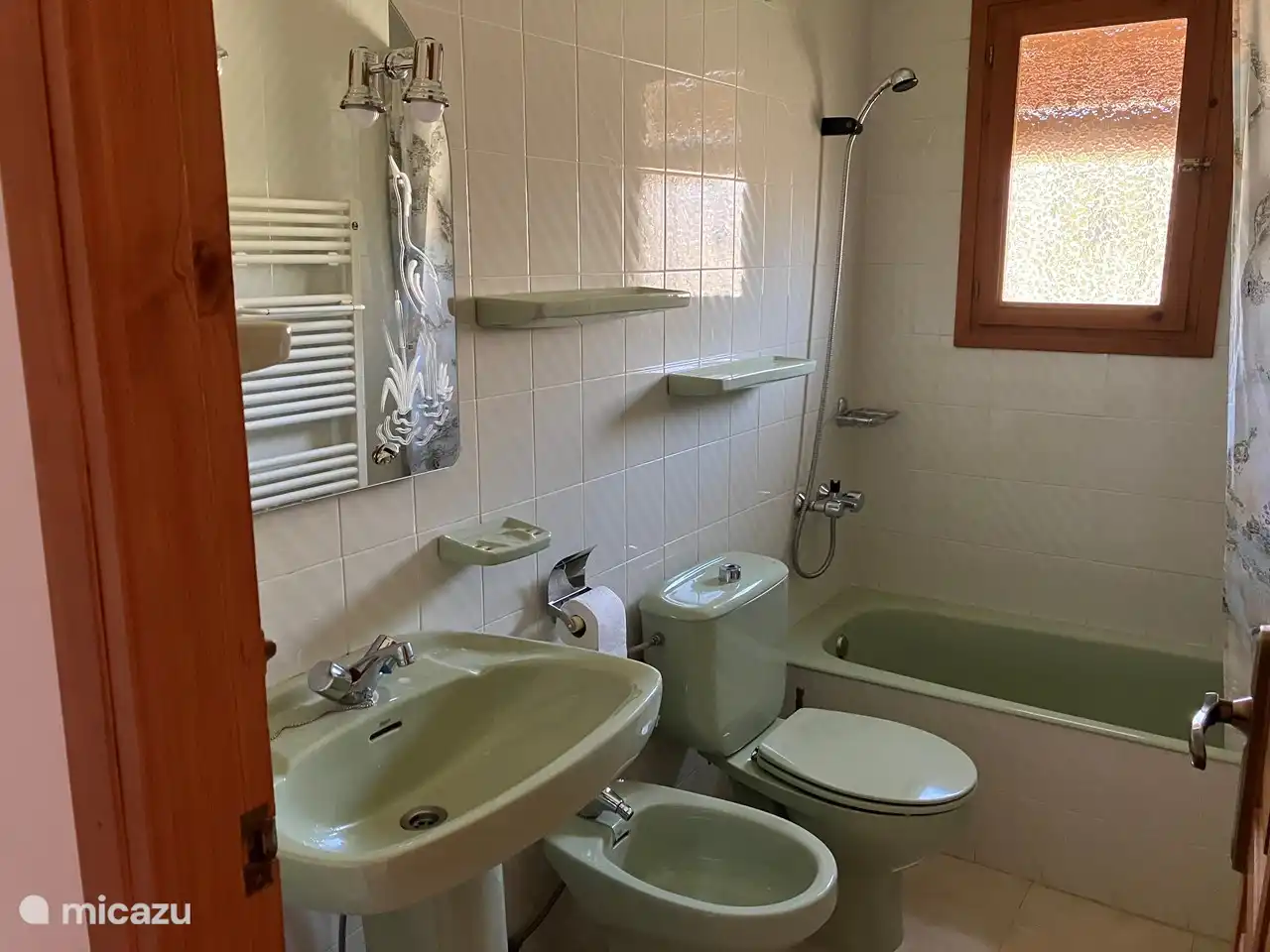 1. Etage: separates Badezimmer mit Badewanne, Dusche, Waschbecken und Toilette