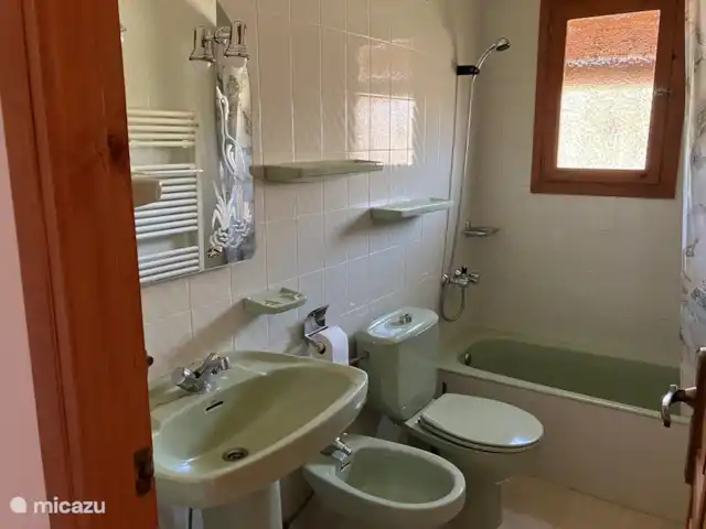 Casa La Sigala con vista al mar en España, Costa Blanca, Calpe - villa 1er piso: baño independiente con bañera, ducha, lavabo e inodoro