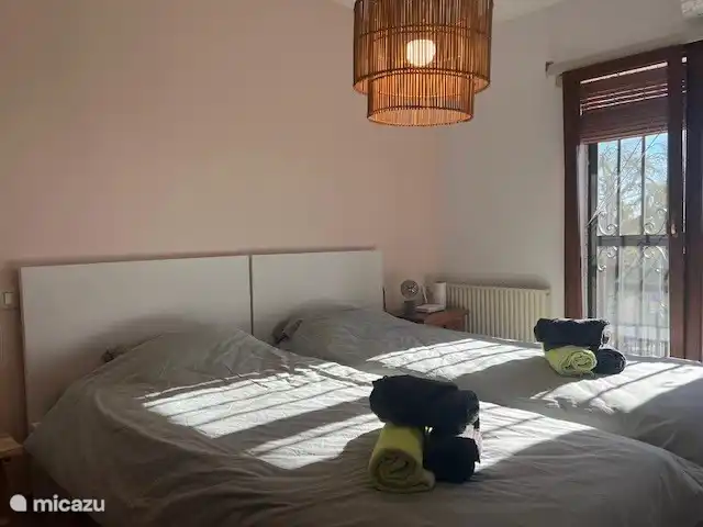 Casa La Sigala con vista al mar en España, Costa Blanca, Calpe - villa 1er piso: dormitorio 2 con 2 camas individuales y baño con ducha