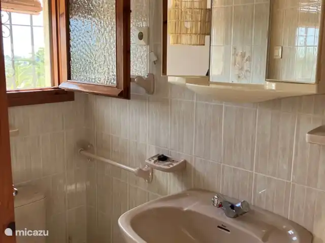 Casa La Sigala con vista al mar en España, Costa Blanca, Calpe - villa Cuarto de baño del primer piso con lavabo y WC.