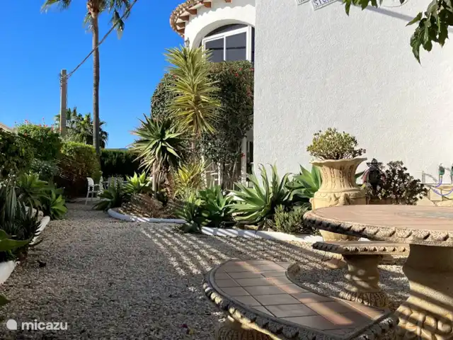 Casa La Sigala con vista al mar en España, Costa Blanca, Calpe - villa Privacidad alrededor de la casa con árboles frutales y asientos al sol y a la sombra.