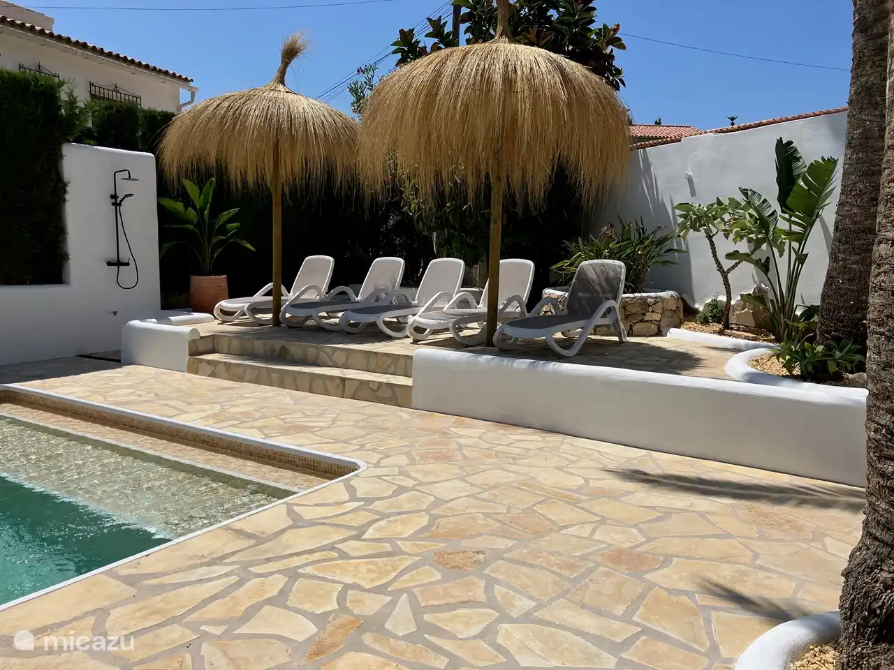 Sonnenterrasse mit Außendusche