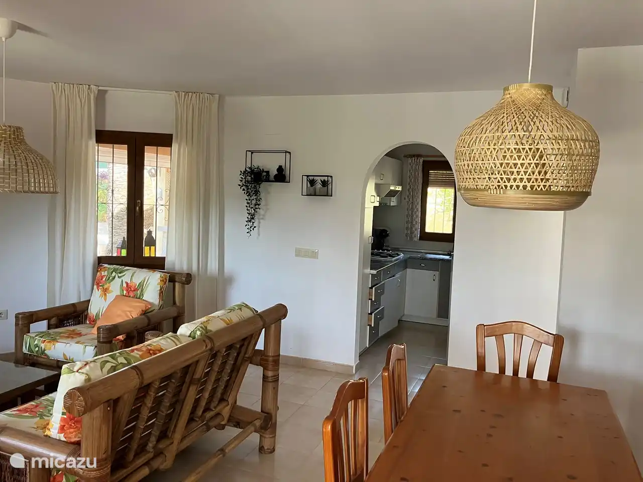 Erdgeschoss: Wohnzimmer im Erdgeschoss mit Lounge, TV, Klimaanlage und voll ausgestatteter Küche