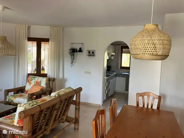 Casa La Sigala con vista al mar en España, Costa Blanca, Calpe - villa Planta baja: salón en la planta baja con salón, TV, aire acondicionado y cocina totalmente equipada.