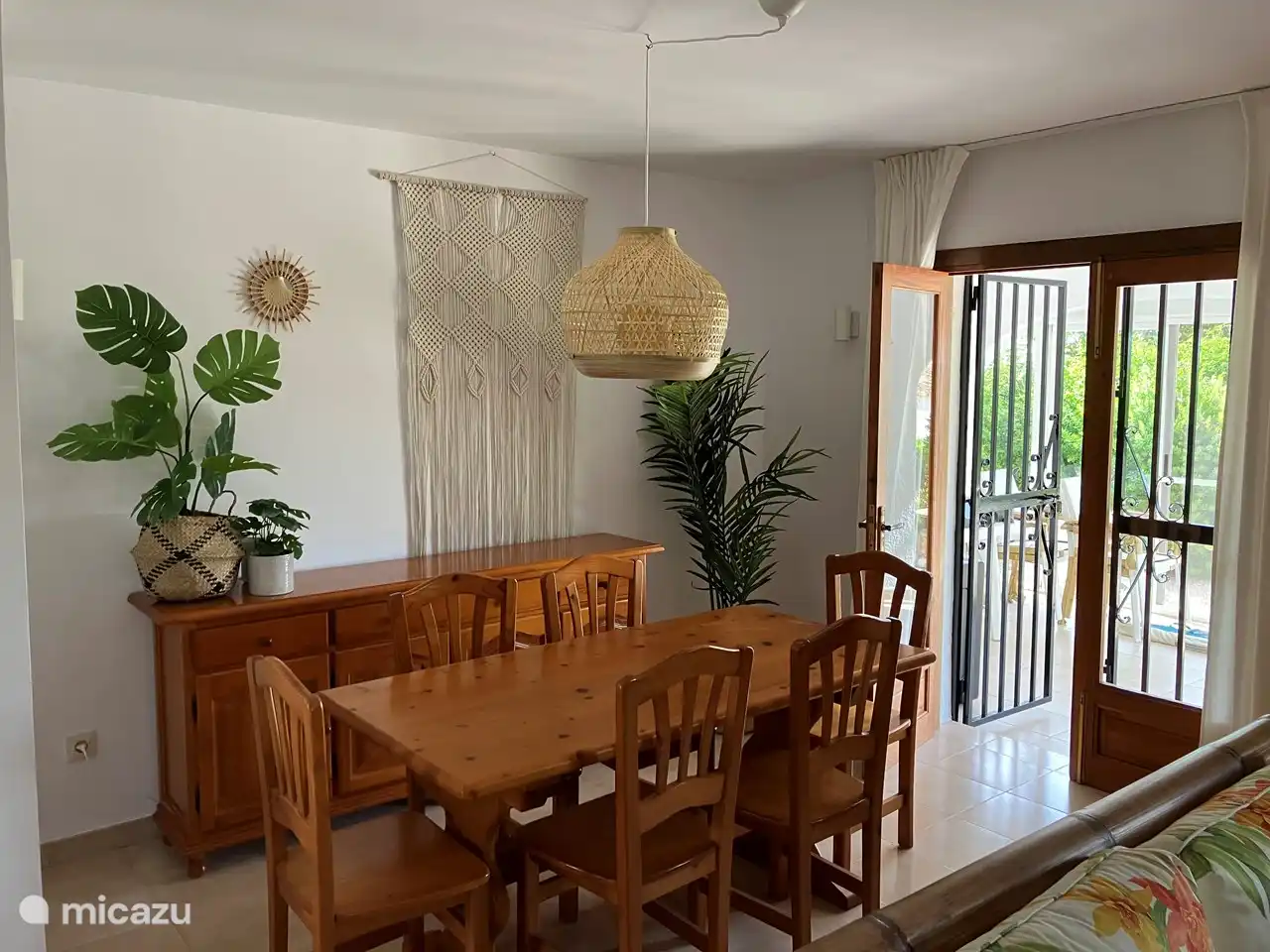 Erdgeschoss: Wohnzimmer, Essbereich und Zugang zur Veranda