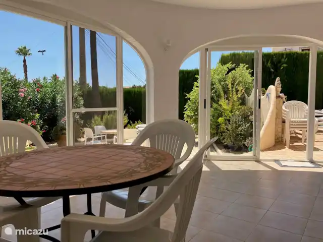 Casa La Sigala con vista al mar en España, Costa Blanca, Calpe - villa Planta baja: porche con vistas a la terraza y al jardín o como cobertizo para bicicletas.