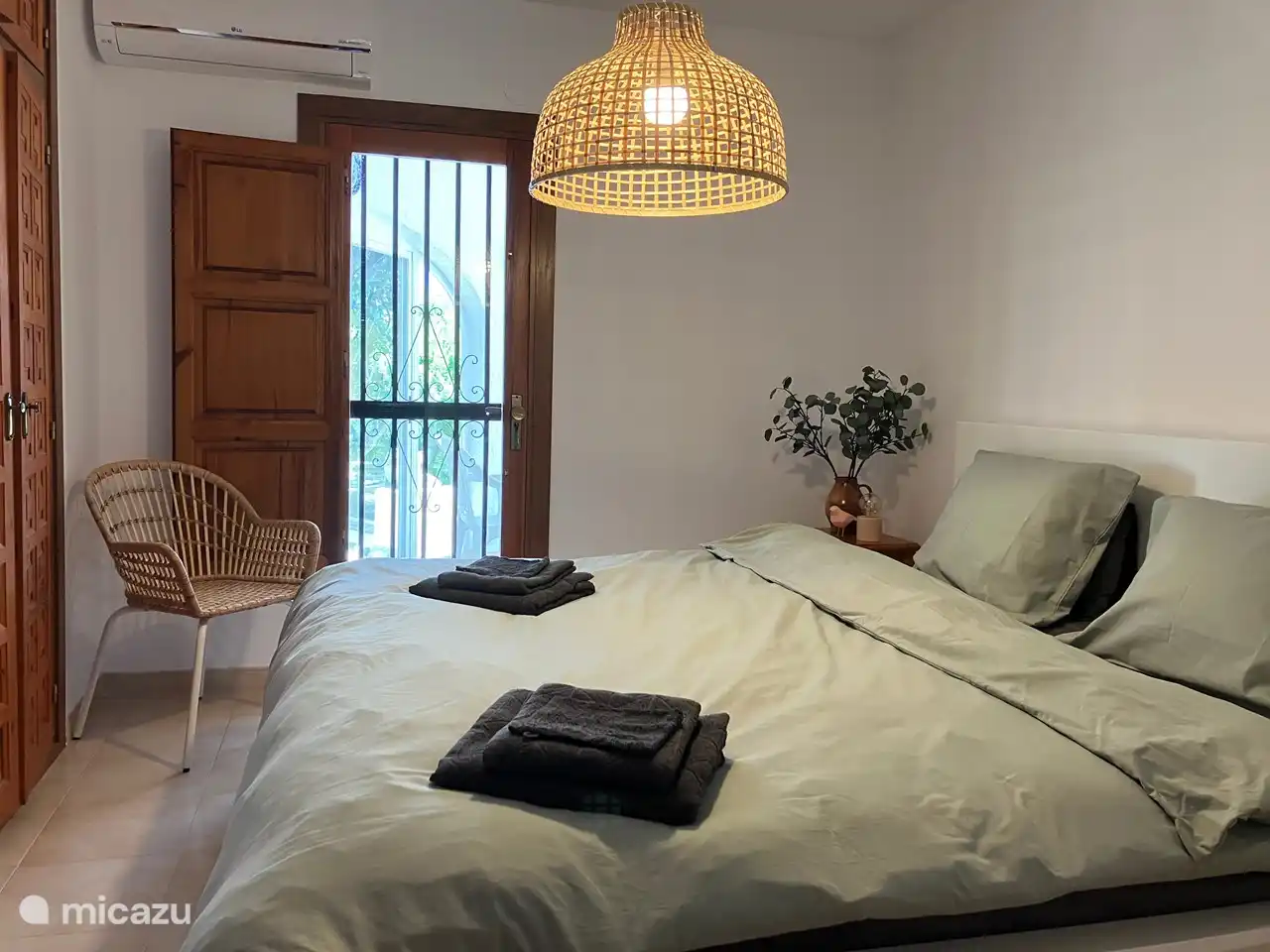 Erdgeschoss: Schlafzimmer 1 mit Doppelbett und Klimaanlage