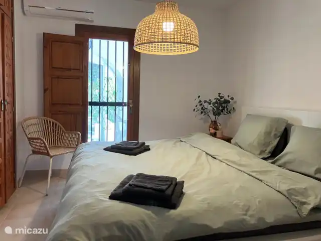 Casa La Sigala con vista al mar en España, Costa Blanca, Calpe - villa Planta baja: dormitorio 1 con cama de matrimonio y aire acondicionado.