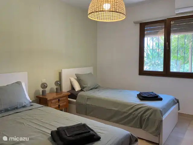 Casa La Sigala con vista al mar en España, Costa Blanca, Calpe - villa Planta baja: dormitorio 2 con 2 camas individuales y aire acondicionado.