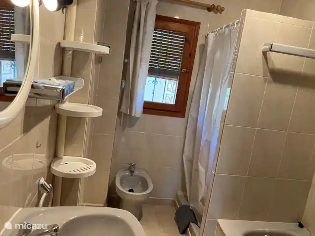 Casa La Sigala con vista al mar en España, Costa Blanca, Calpe - villa Planta baja: baño independiente con bañera, ducha y lavabo.