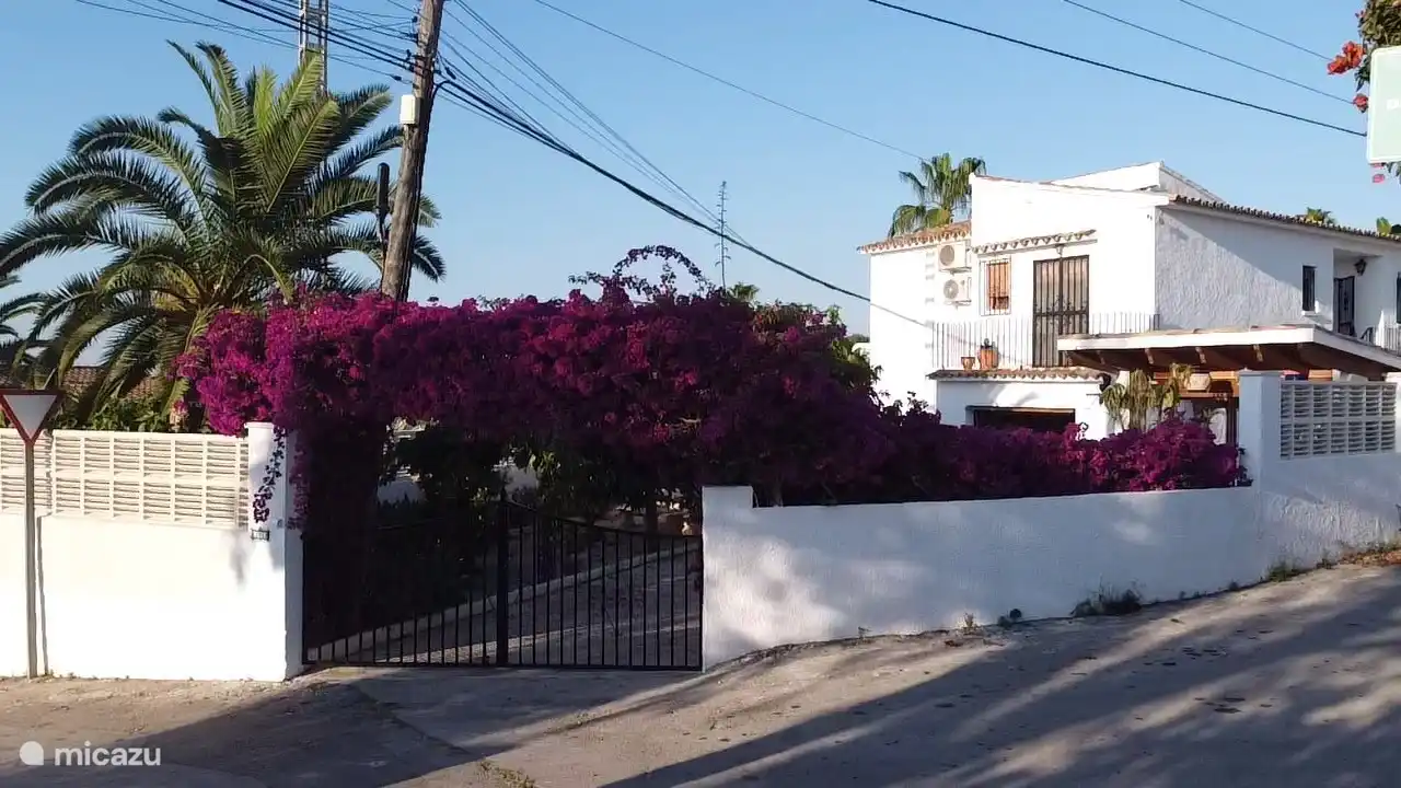 Komplett ummauertes Haus mit Eingangstor, Einfahrt und Carport (Platz für 2 Autos)