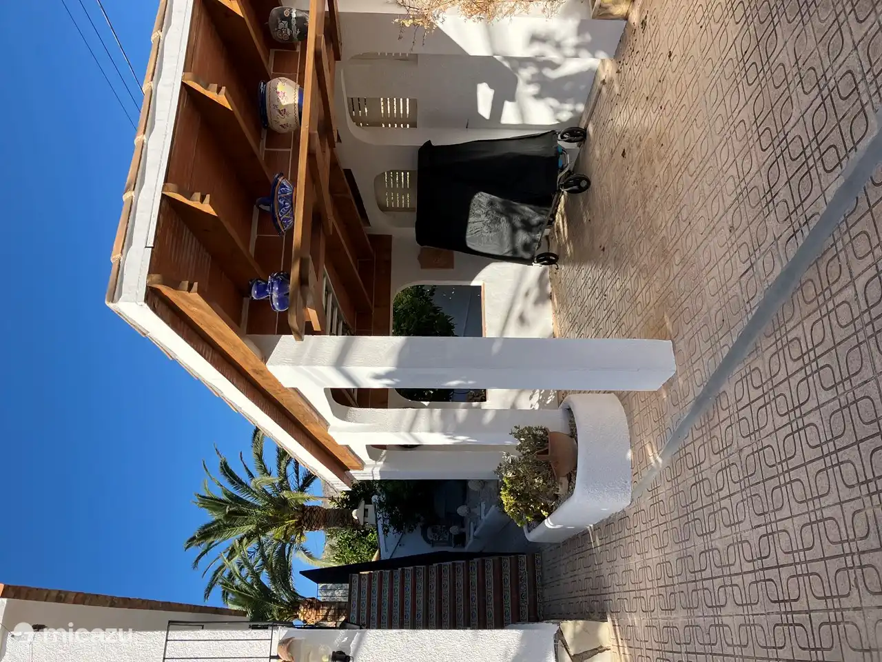 Carport für das Auto, Tischtennisplatte und Dartscheibe