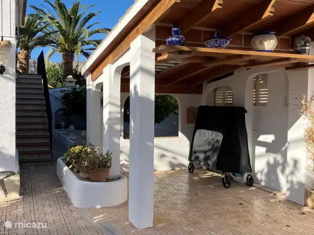 Casa La Sigala con vista al mar en España, Costa Blanca, Calpe - villa Cochera para el auto, mesa de ping pong y tablero de dardos.