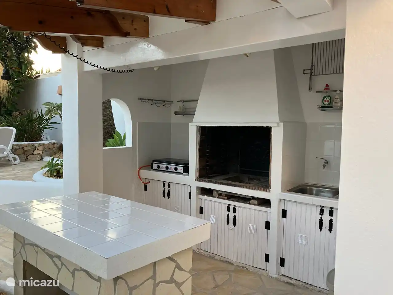 Outdoor-Küche mit Grill und Gasfeuer