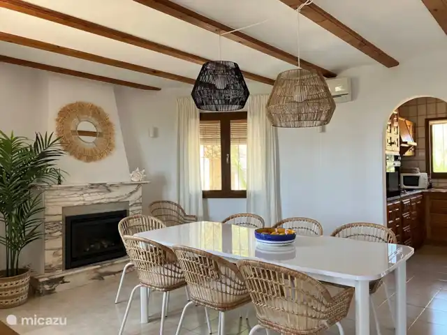 Casa La Sigala con vista al mar en España, Costa Blanca, Calpe - villa 1er piso: salón con mesa extensible, aire acondicionado y chimenea de gas