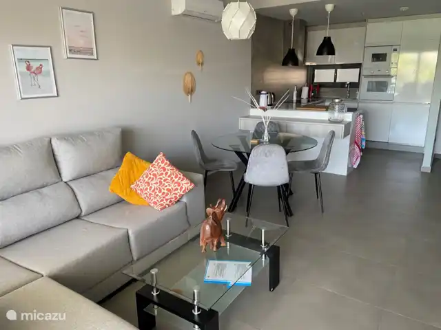 Playa Casa Marani en España, Costa Blanca, Guardamar del Segura - apartamento Desde el salón se tiene una vista de la cocina abierta.
