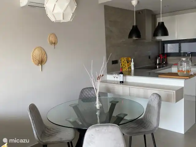 Playa Casa Marani en España, Costa Blanca, Guardamar del Segura - apartamento El comedor está junto a la cocina.
