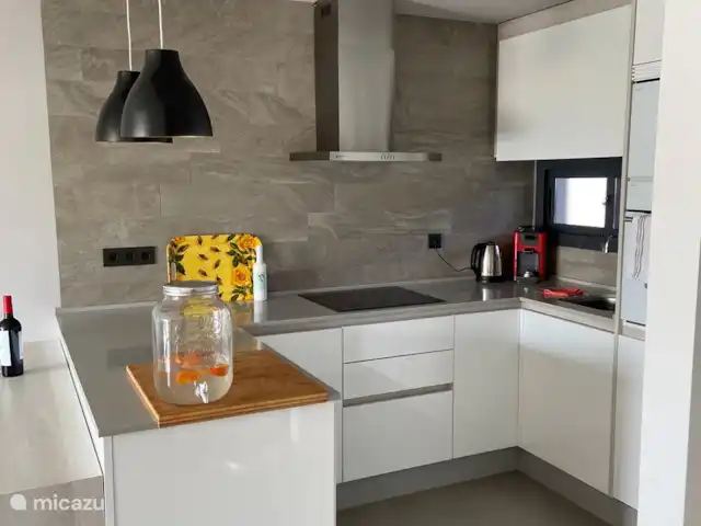 Playa Casa Marani en España, Costa Blanca, Guardamar del Segura - apartamento La cocina abierta está totalmente equipada.