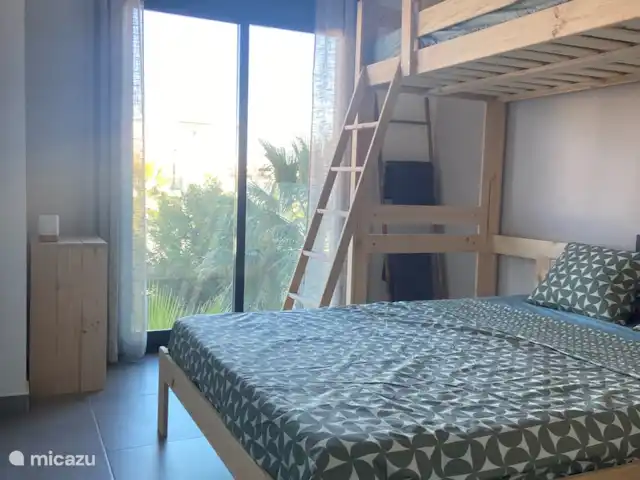 Playa Casa Marani en España, Costa Blanca, Guardamar del Segura - apartamento La cama doble es de 150x200 y la cama alta de 90x200.