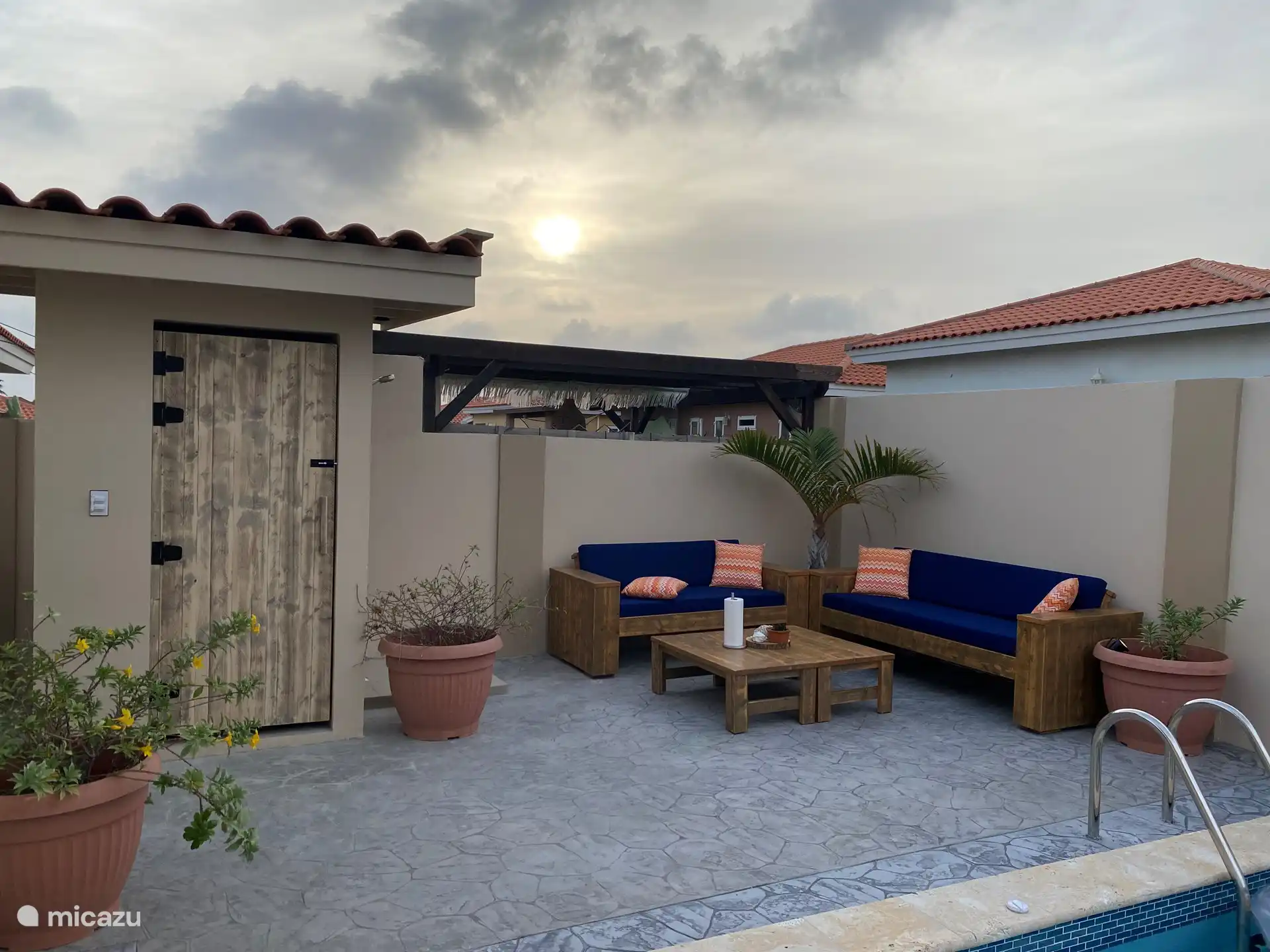 Coin détente avec toilettes extérieures et douche.