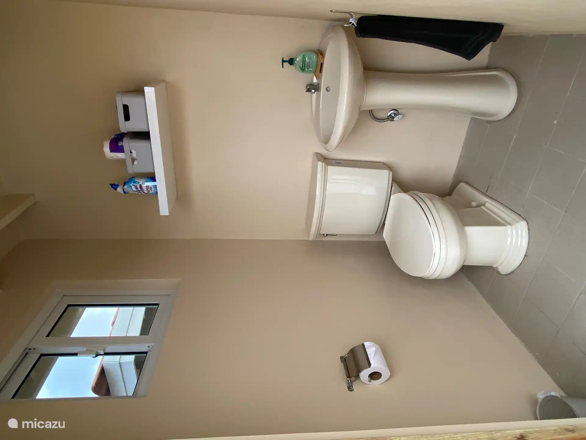 Toilettes extérieures.