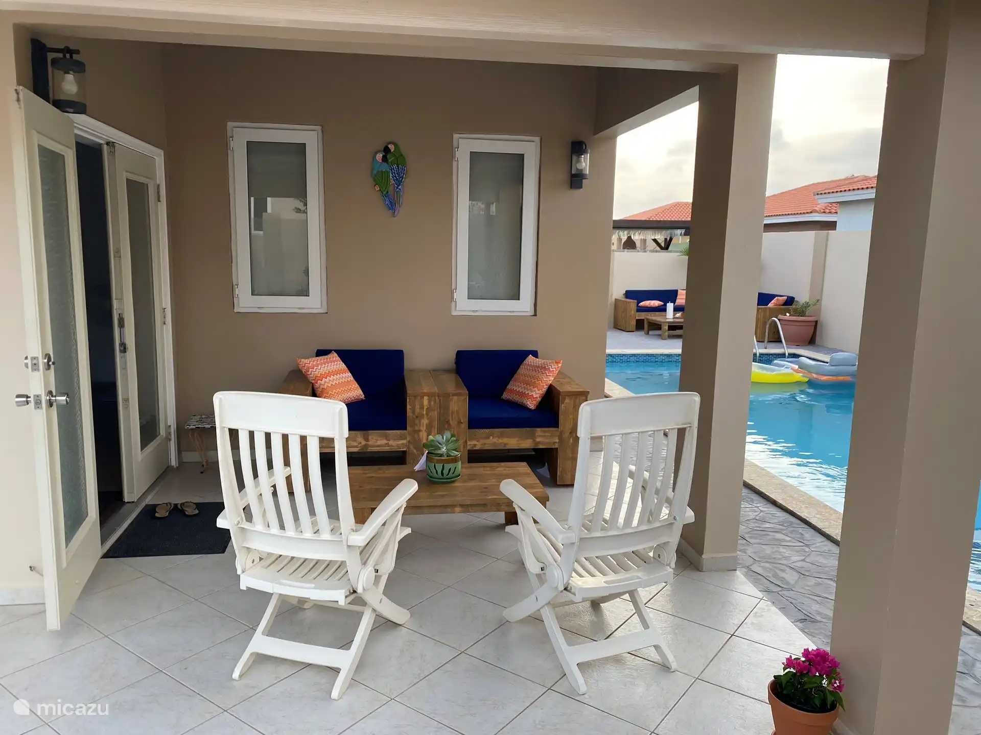 Terrasse couverte à la maison en face de Cazebo.
