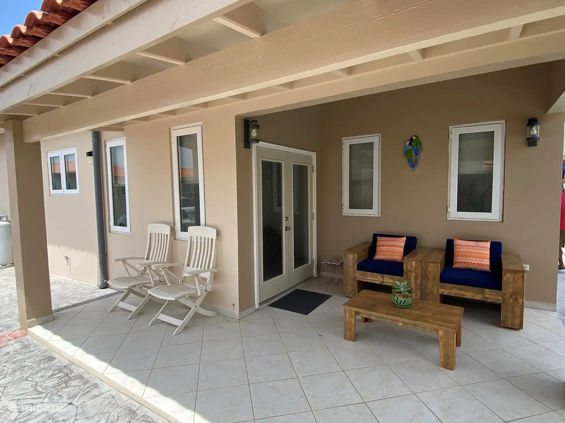 Terrasse couverte à la maison en face de Cazebo.