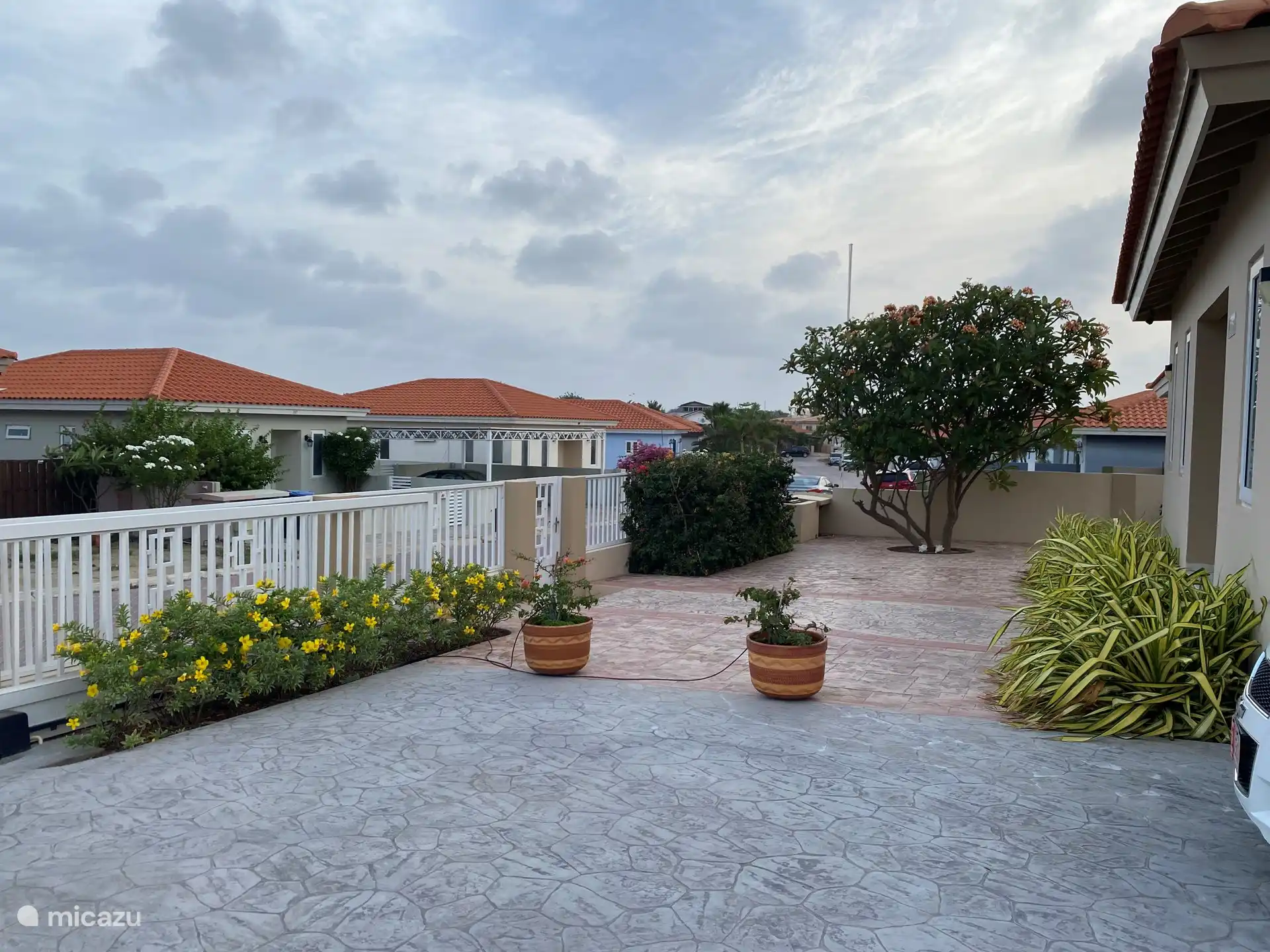 Maison avant avec allée.