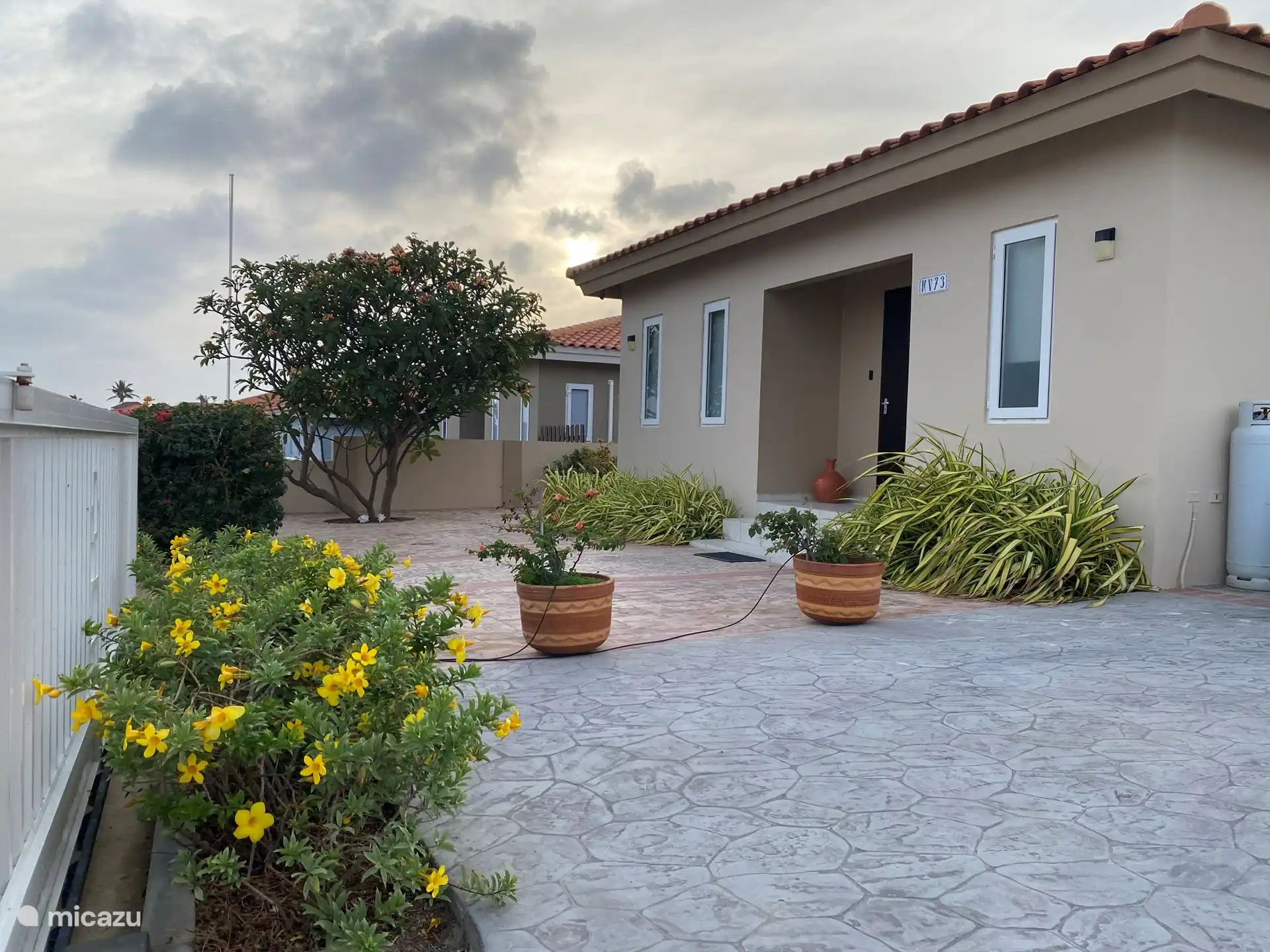 Maison avant avec allée.