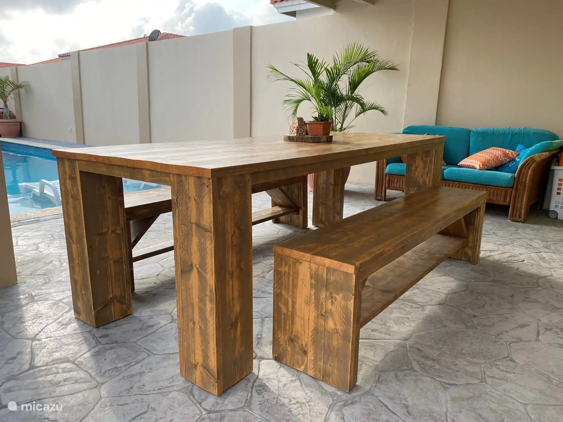 Table à manger avec bancs sous Cazebo.