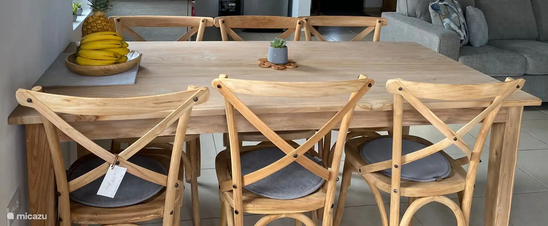 Table à manger et chaises.