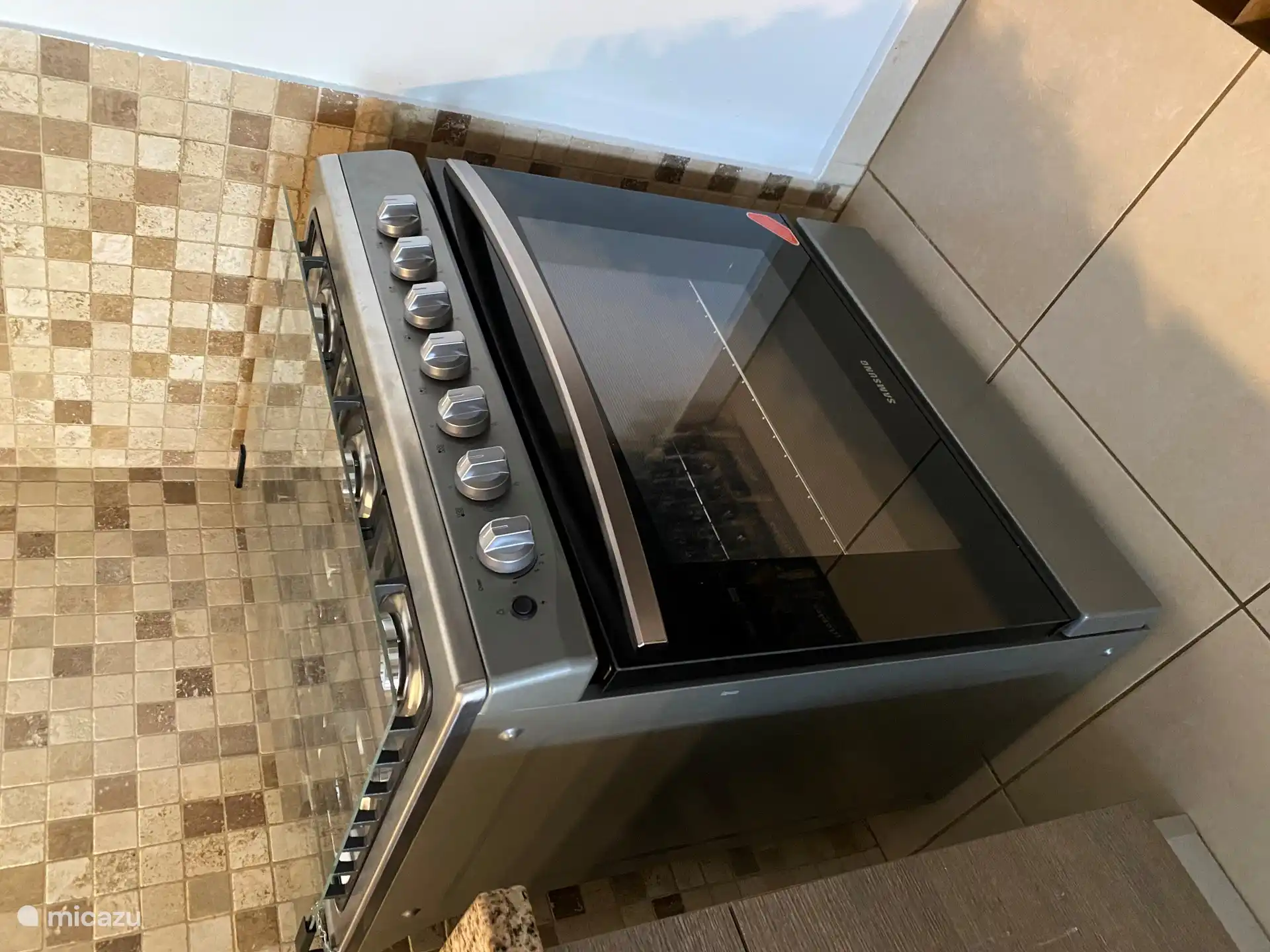 Cuisinière à gaz (6 brûleurs).