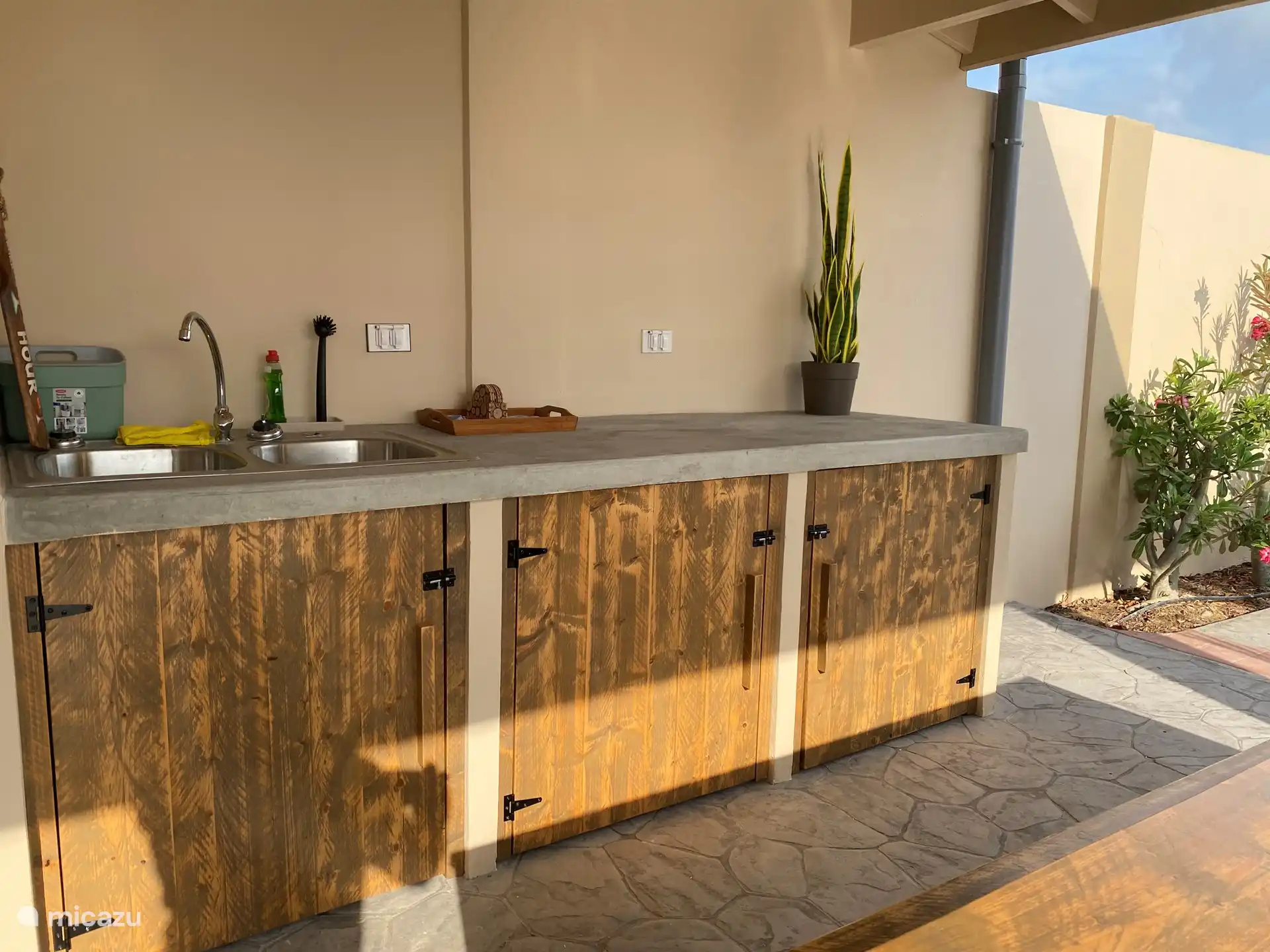 Cuisine extérieure entièrement équipée avec mini-réfrigérateur sous Cazebo.