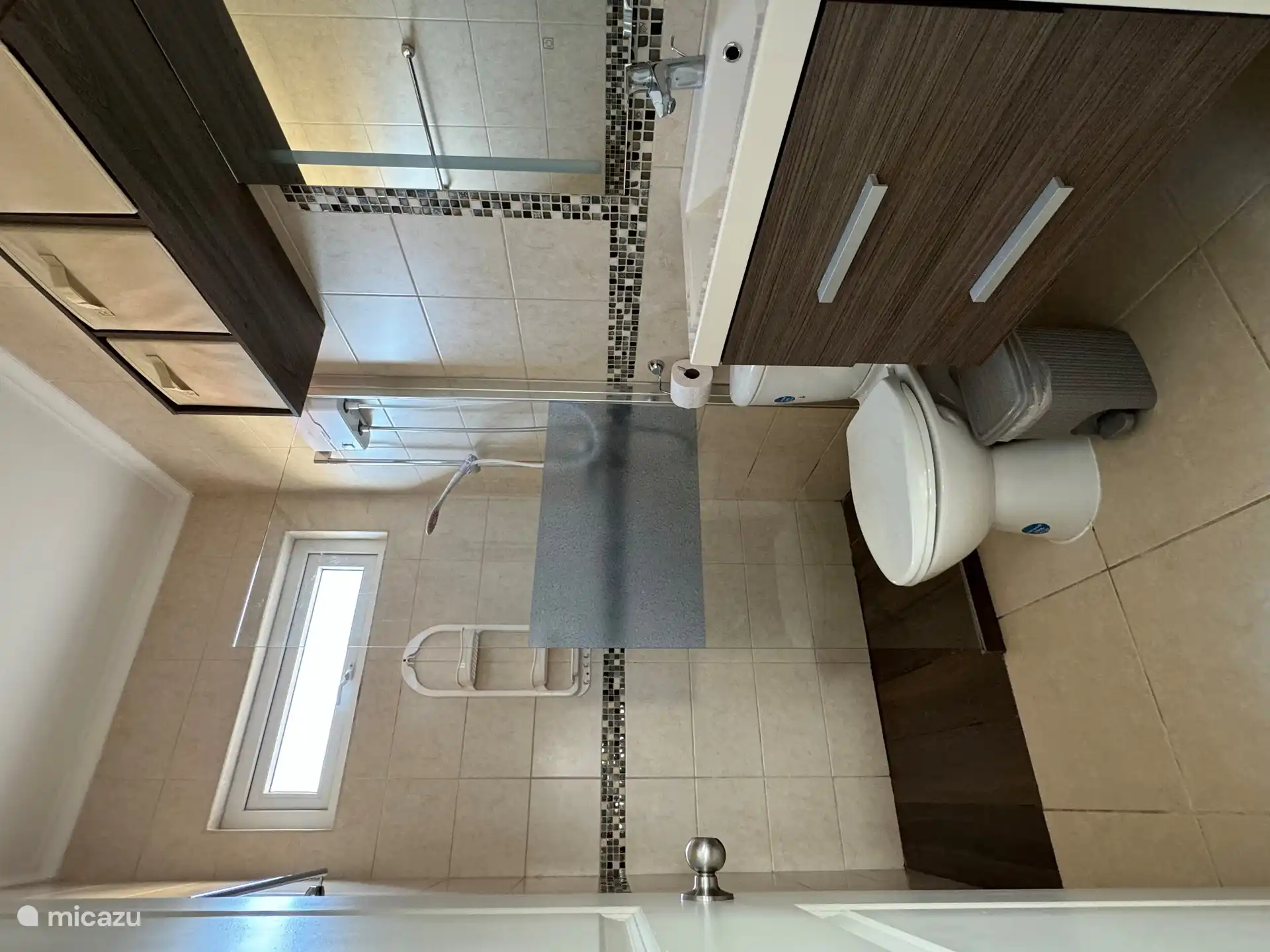 Salle de bain avec douche à l’italienne (eau chaude) et lavabo de grande chambre à l’arrière de la maison.