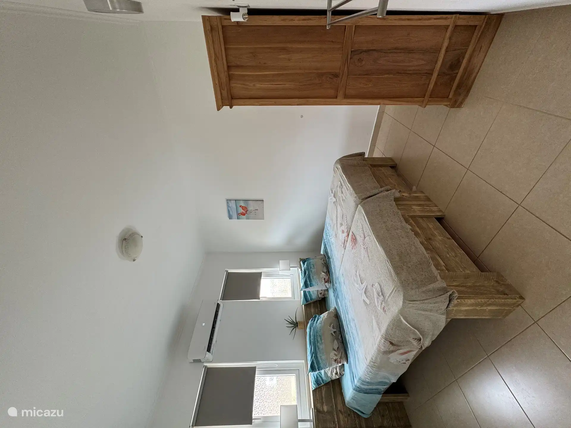 Chambre à coucher au milieu de la maison avec deux lits jumeaux XL.