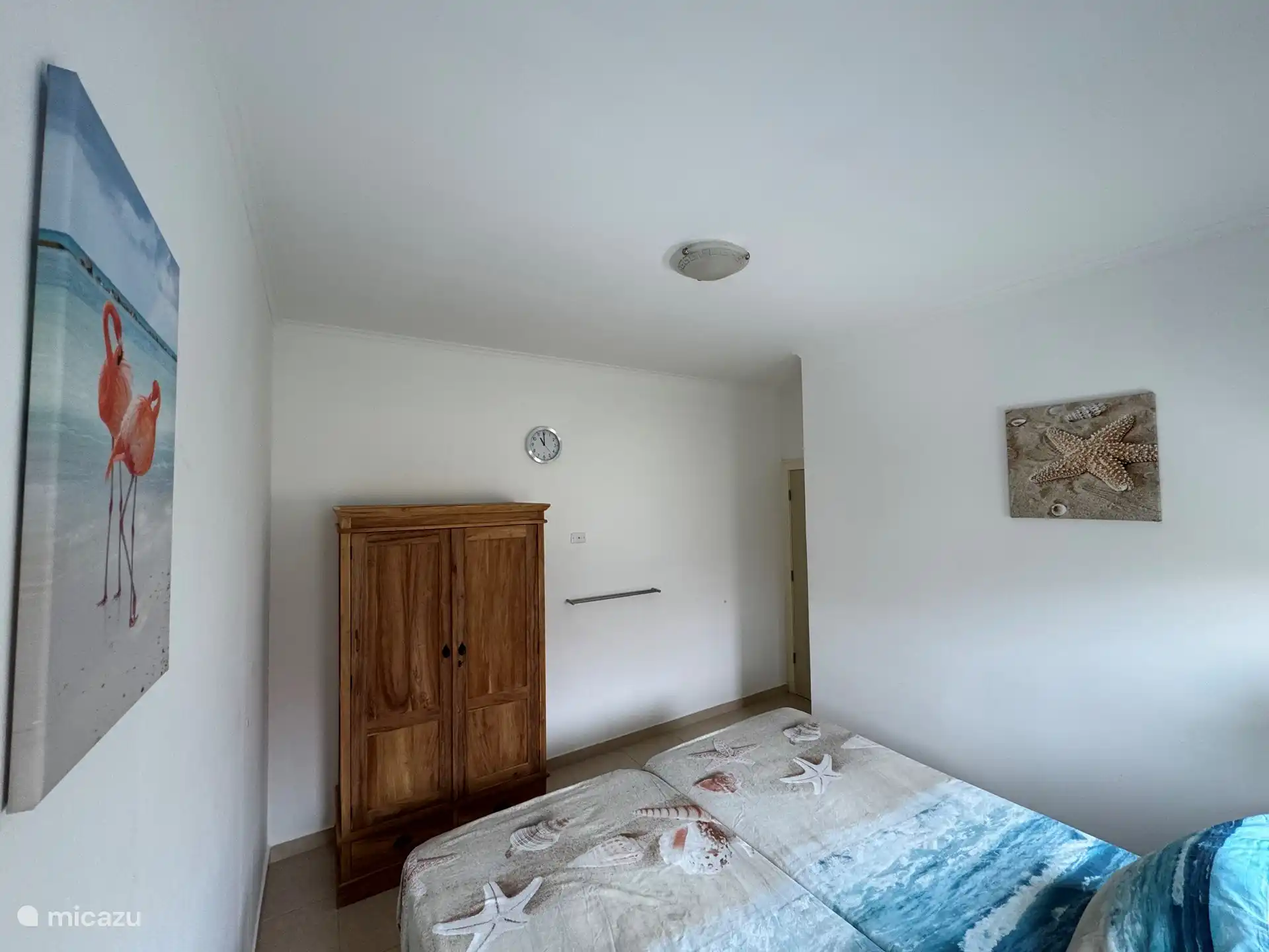 Chambre à coucher au milieu de la maison avec deux lits jumeaux XL.