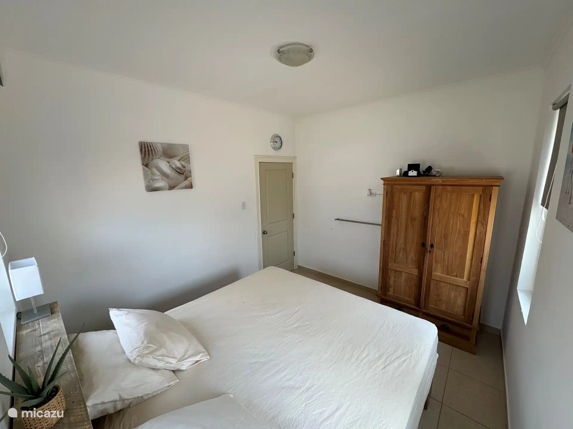 Chambre arrière avec lit King-size.