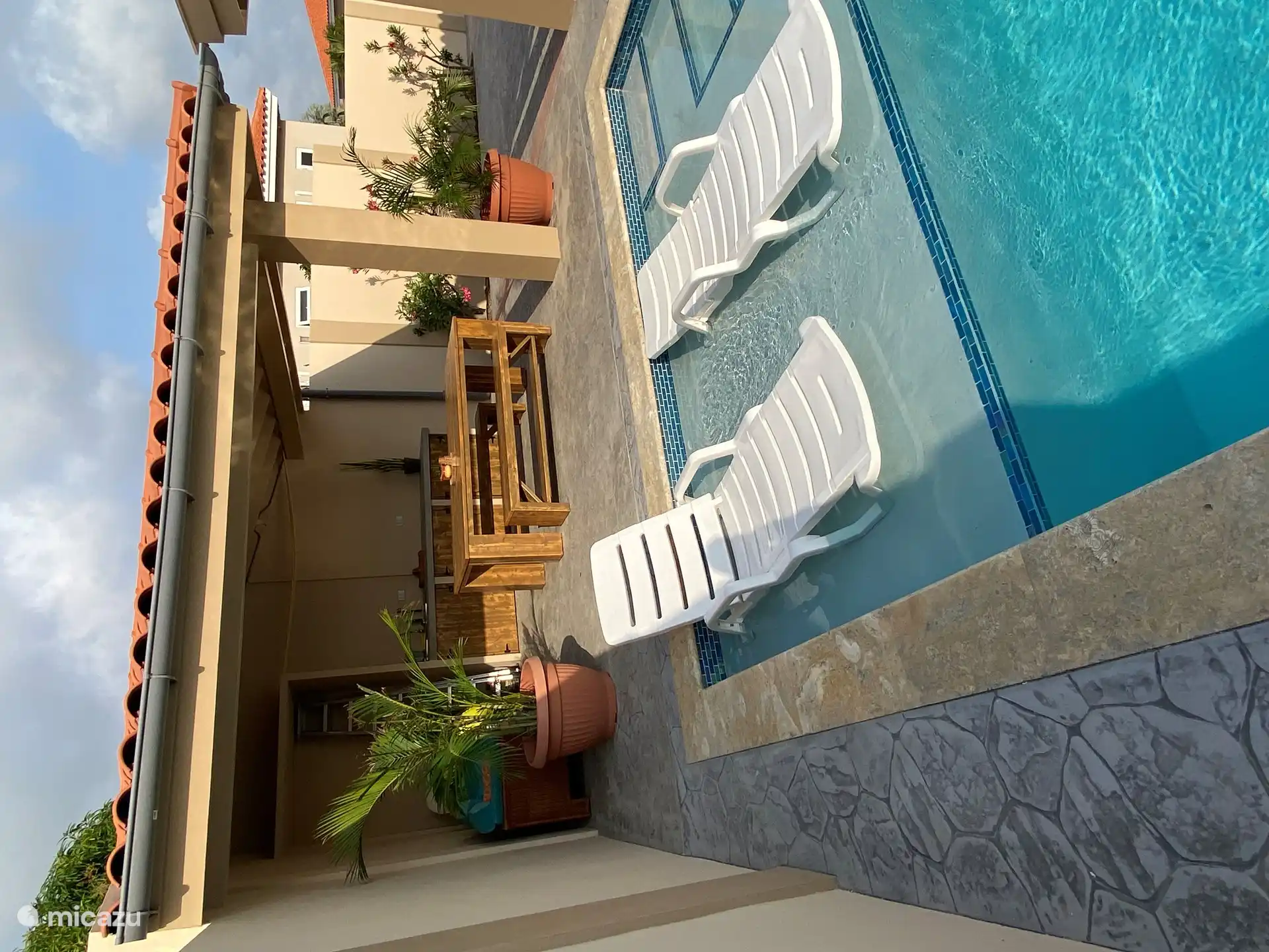 Vue de la piscine sur Cazebo.