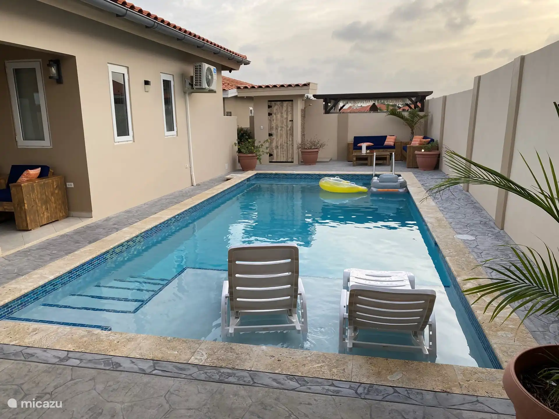 Piscine avec plate-forme de bain de soleil et banc sous-marin à l’arrière et 4 jets.